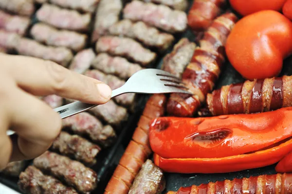 Churrasco, carne e legumes em chamas — Fotografia de Stock