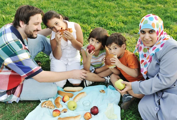 Familia musulmana, madre y padre con tres hijos juntos en la naturaleza se sientan —  Fotos de Stock