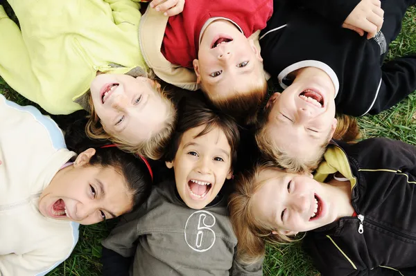 Felicidad sin límite, grupo feliz de niños en círculo, juntos outdoo —  Fotos de Stock