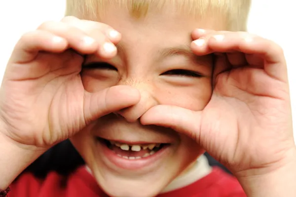 Mutlu sarışın çocuk portre, gülüyor, gülüyor, çok mutlu onun f el ile — Stok fotoğraf