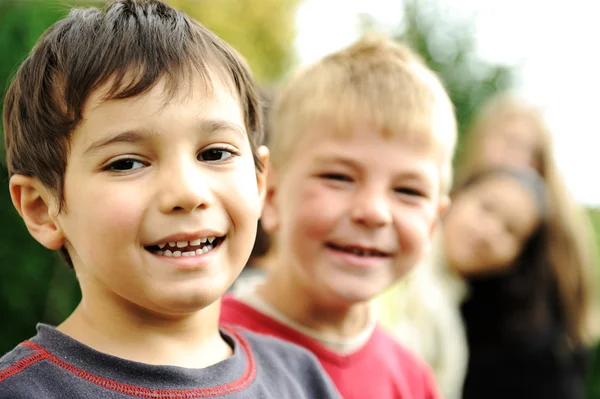 Felicidade sem limite, crianças felizes juntas ao ar livre, rostos, sorrindo e — Fotografia de Stock