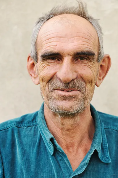 Пожилой лысый мужчина, естественная улыбка и позитивная гримаса — стоковое фото
