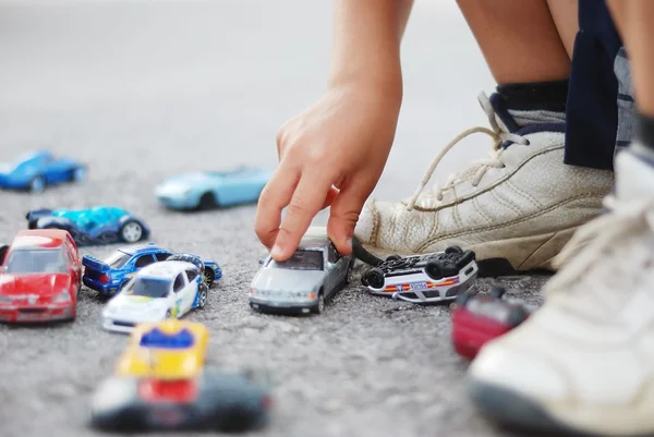 Dziecko bawiąc się samochody zabawki — Zdjęcie stockowe
