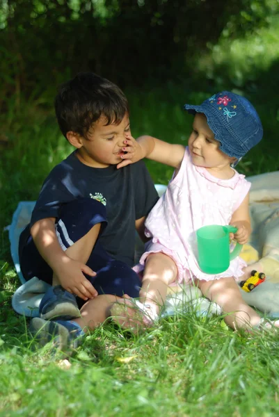 Twee kinderen op gras — Stockfoto