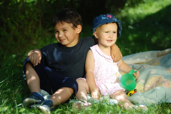 草の上の 2 人の子供 — ストック写真