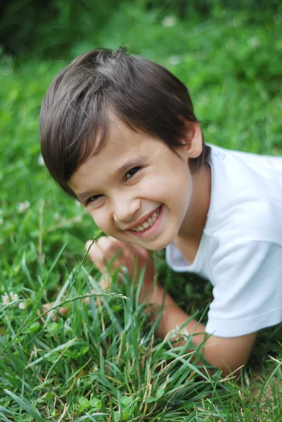 Barn på gräset — Stockfoto