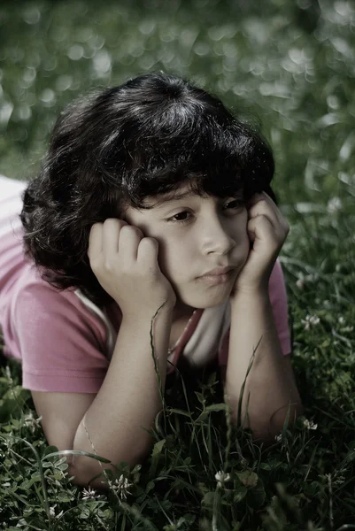 Roztomilá dívka v trávě — Stock fotografie