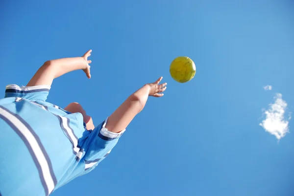 Παιδί που παίζει με μια μπάλα — Φωτογραφία Αρχείου