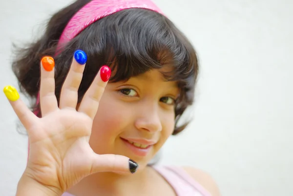 女孩与她的手指上的颜色 — 图库照片