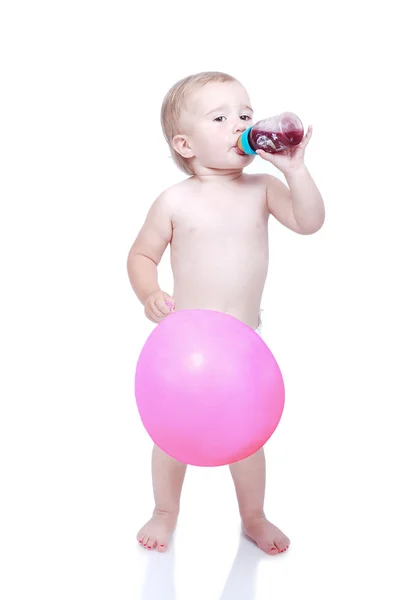 Um bebê com um balão — Fotografia de Stock