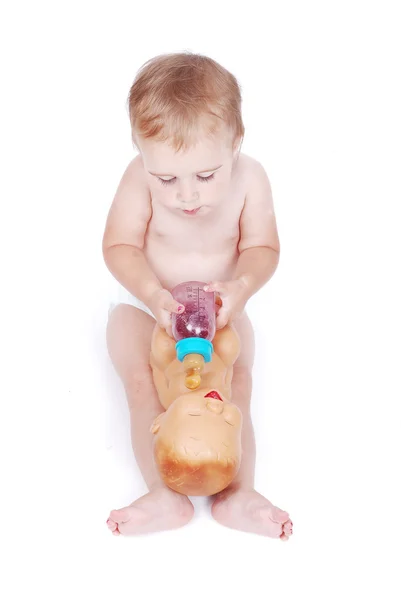 Младенец кормит игрушечного младенца — стоковое фото