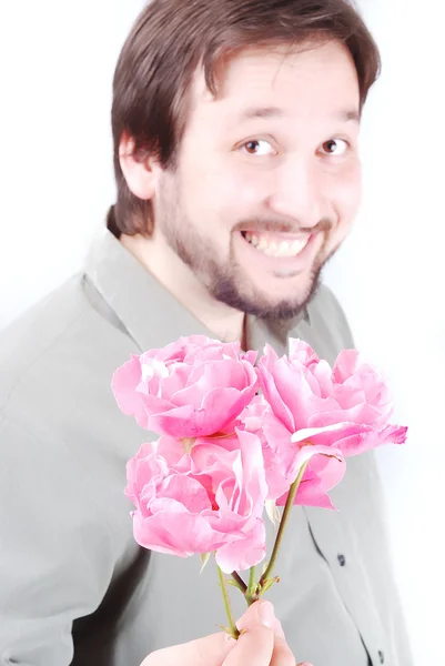 Милый мужчина предлагает розовые розы — стоковое фото