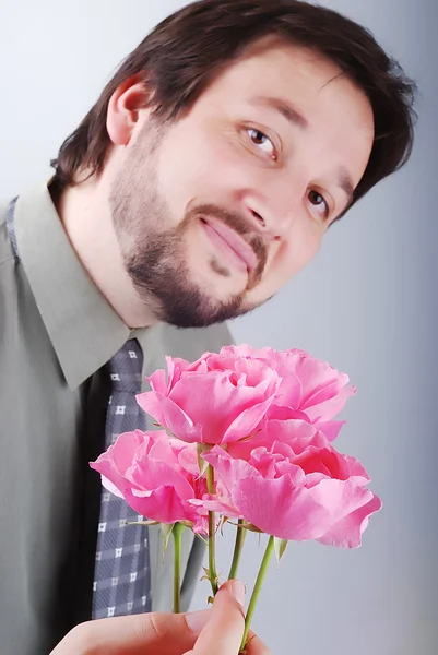 Aranyos ember kínál rózsaszín rózsa — Stock Fotó