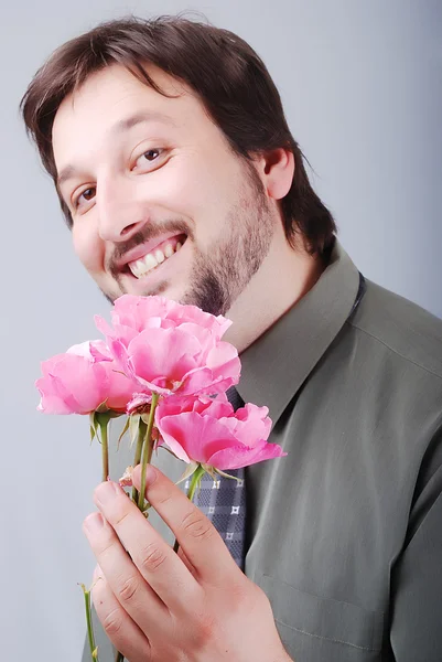 Roztomilý člověk nabízí růžové růže — Stock fotografie