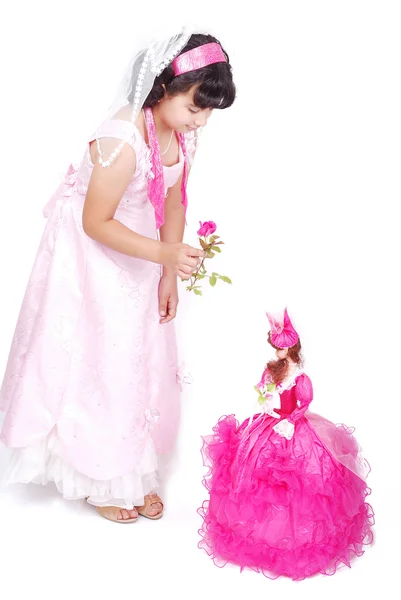 Маленькая очаровательная девочка и ее кукла — стоковое фото