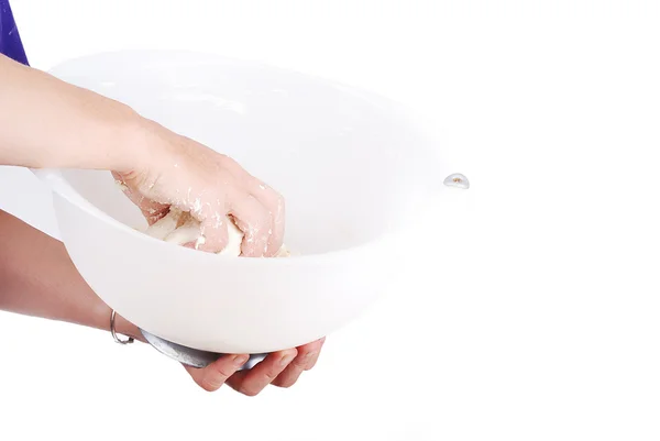 Руки замесить тесто в большой миске — стоковое фото