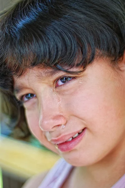 Söt flicka med sann känslomässig tårar — Stockfoto