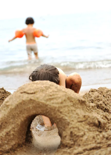 Hraje v písku — Stock fotografie