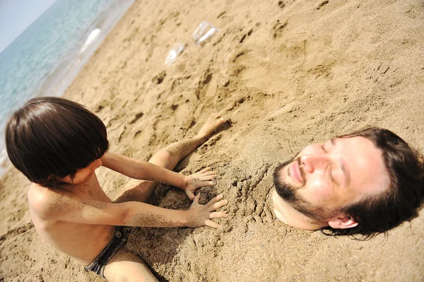Felicidade real, brincando na praia: meu pai debaixo da areia — Fotografia de Stock
