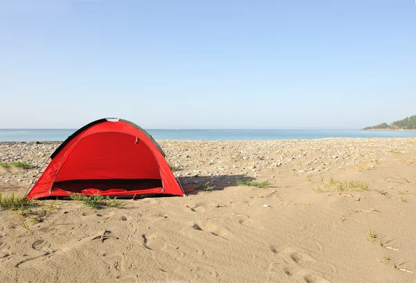 Палатка на пляже ждет тебя — стоковое фото