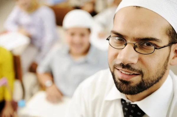 Közel-keleti tanár iskolai osztályban a gyermekek, a háttérben — Stock Fotó