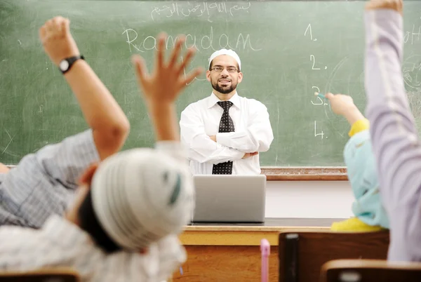 Bra lärare i klassrummet framför styrelsen — Stockfoto