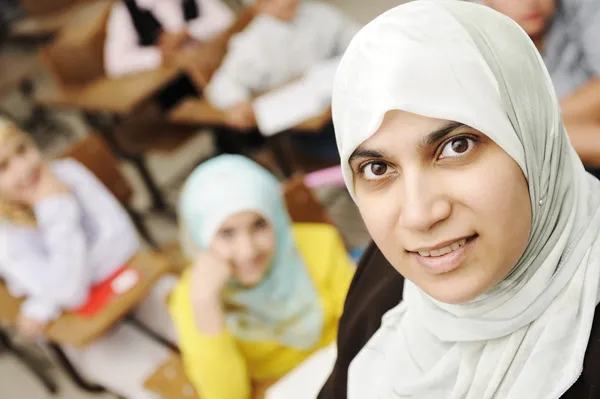 Γυναικείο δάσκαλο μουσουλμάνος στην τάξη με τα παιδιά τους μαθητές (οι μαθητές) — Φωτογραφία Αρχείου