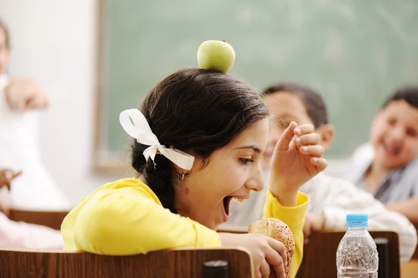 A tanulás az osztályteremben, a boldogság és az összetartozás játszó gyermekek — Stock Fotó