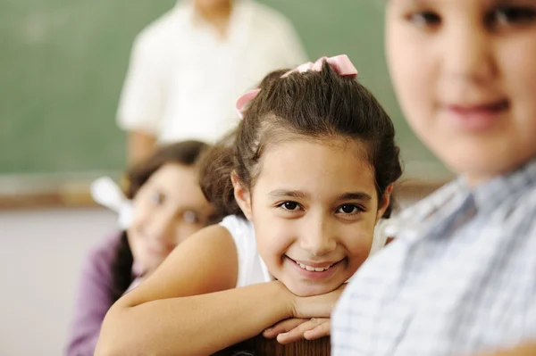 Glückliche Freunde und Kollegen im Klassenzimmer, männlich und weiblich, lächelnd — Stockfoto