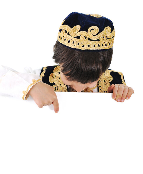 Восточный мальчик с блокнотом для вашего сообщения, место для копирования
