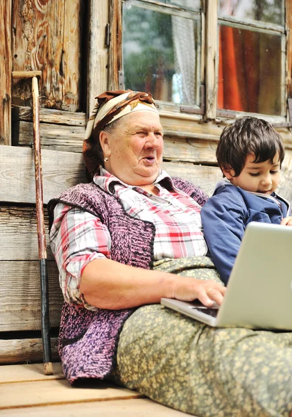 Dizüstü bilgisayar ile yaşlı kadın kıdemli — Stok fotoğraf