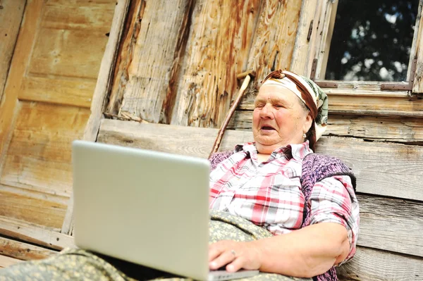 Mulher idosa sênior com laptop — Fotografia de Stock