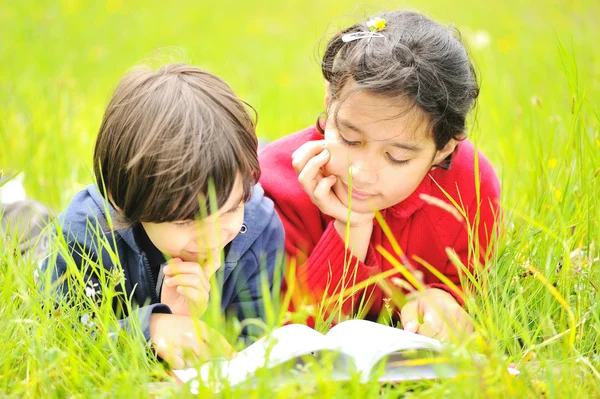 Niños felices leyendo el libro — Foto de Stock