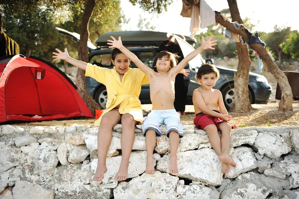 Szczęśliwe dzieci na brzegu — Zdjęcie stockowe