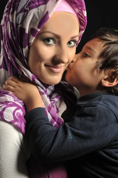 Jovem muçulmana com pequeno garoto bonito — Fotografia de Stock