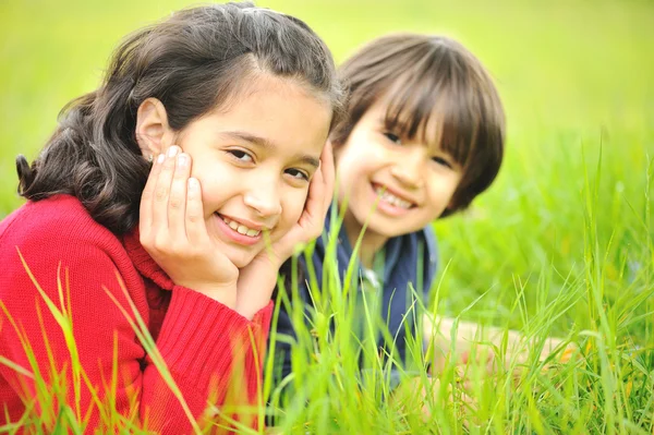 De gelukkige kinderen in de natuur — Stockfoto