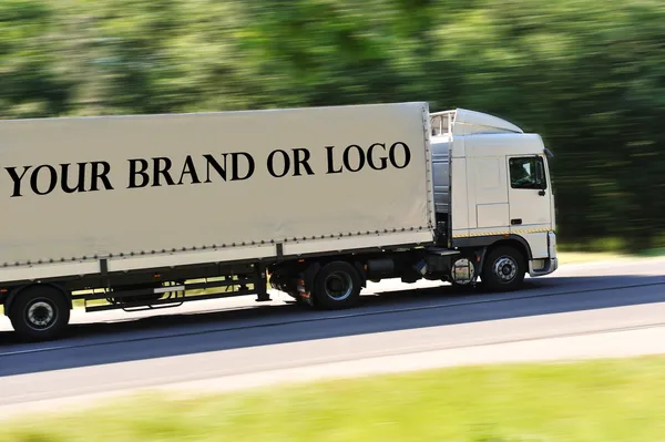 Nagy teherautó fényképezett, a hátsó oldalán, nincs kivéve remek hely a logó a — Stock Fotó