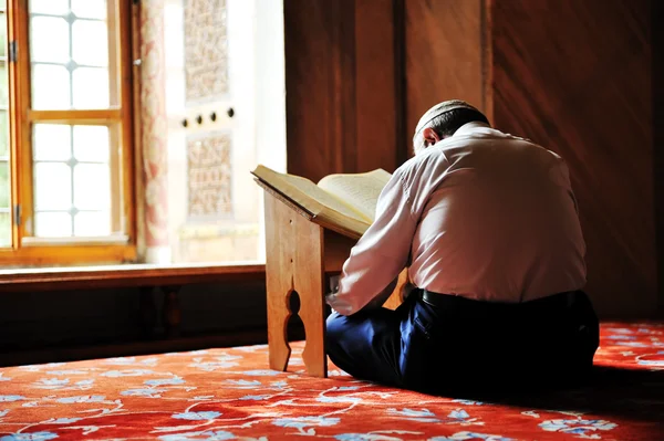 Gebed in de moskee, het lezen van de koran — Stockfoto