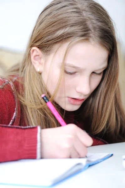 Γράφοντας κορίτσι σχολείο — Φωτογραφία Αρχείου
