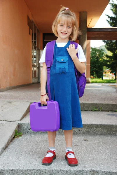 Menina loira na frente da escola de pé — Fotografia de Stock