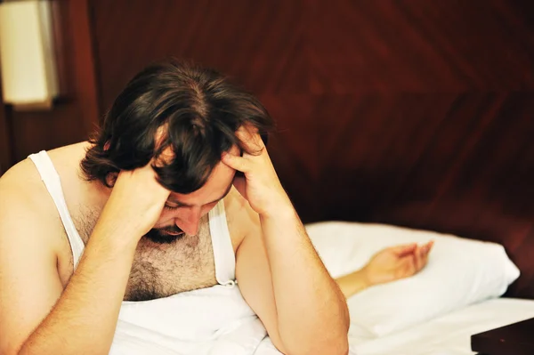 Problemas na cama, marido infeliz sentado ao lado de sua esposa — Fotografia de Stock