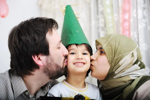 Feliz cumpleaños a ti - madre musulmana y padre con su hijo — Foto de Stock