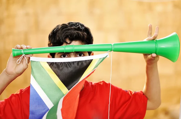 Animador con vuvuzela y bandera Imagen De Stock