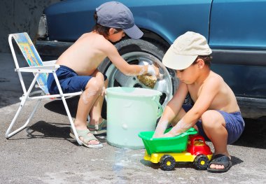 iki çocuk wathing araba ve oyuncak araba