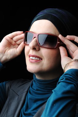 kendinden emin ve güzel Avrupa Müslüman kadın