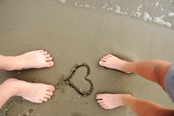 На пляжі двоє закоханих — стокове фото