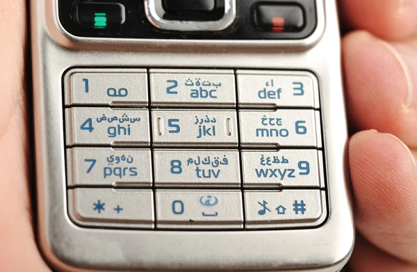 Арабська клавіатура на стільниковий телефон в руках — стокове фото