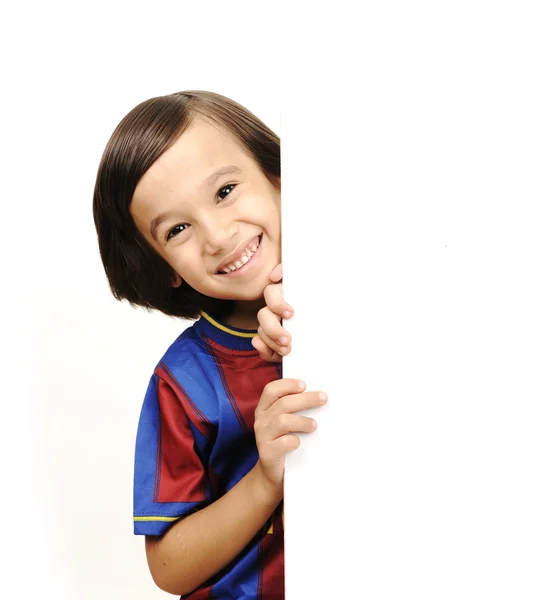Mladí spokojený úsměv malého chlapce vzhled výstupy z prázdné billboard. samostatný — Stock fotografie