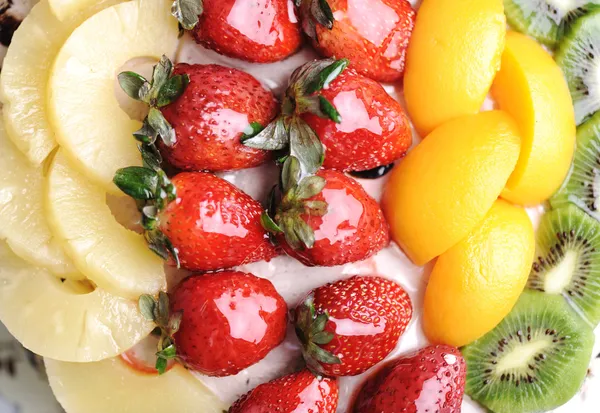 Gâteau aux fruits délicieux : fraise, kiwi, mangue, bananes et chocolat — Photo