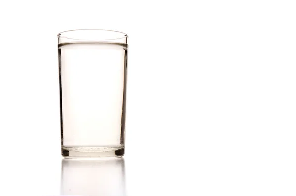 Reines Wasser, Glas isoliert, großer Kopierraum — Stockfoto
